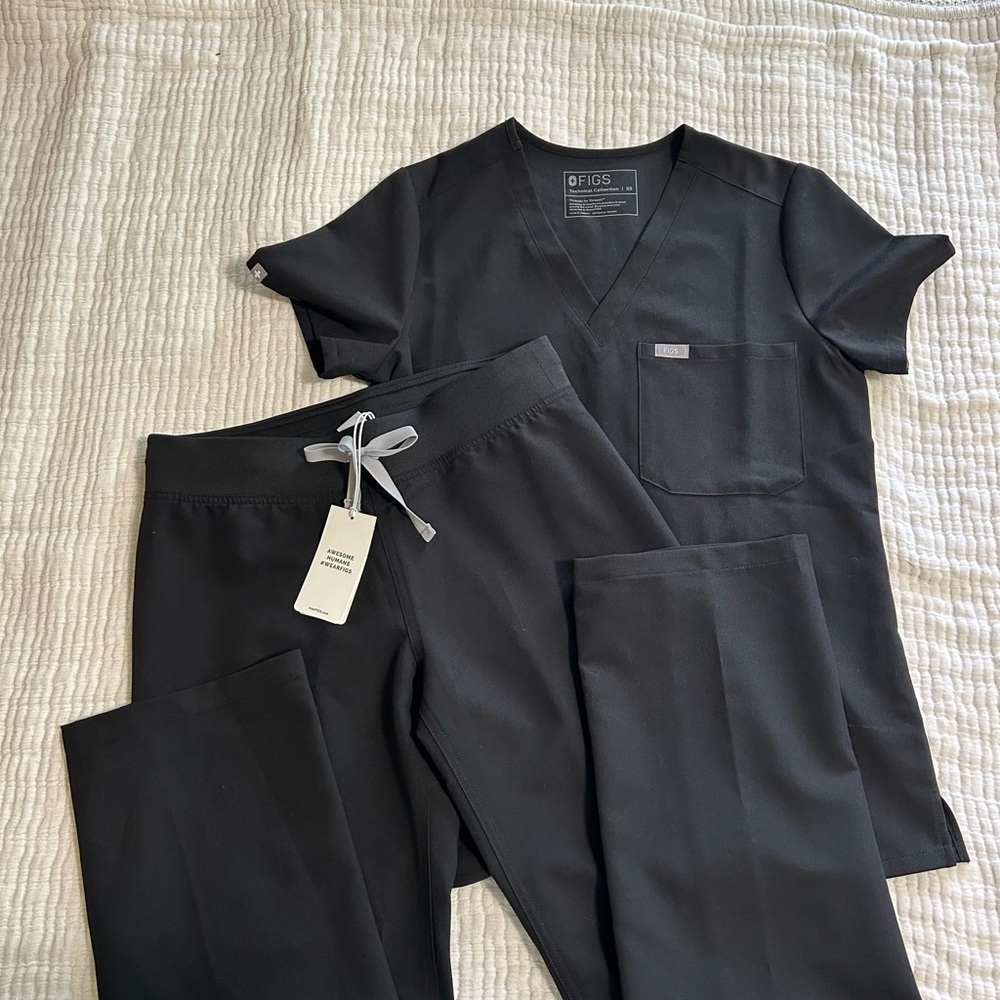 Figs Women’s Black Scrub Set